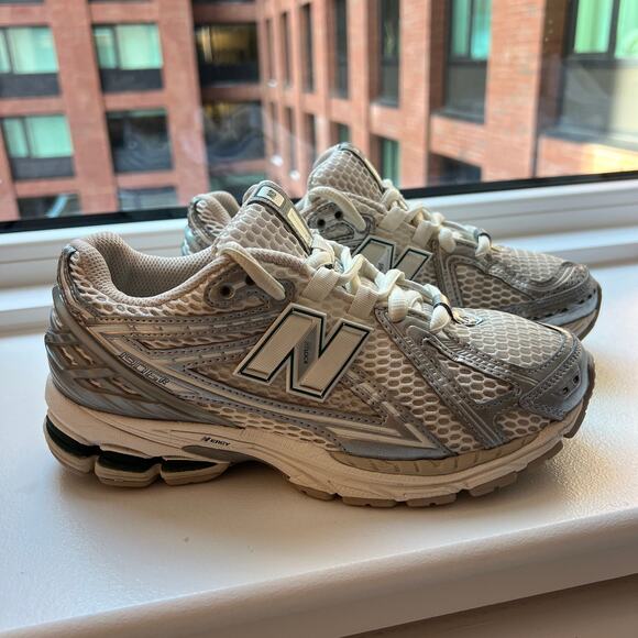 New Balance 1906 Women's Sneakers White Silver Size 6 - Picture 2 of 9